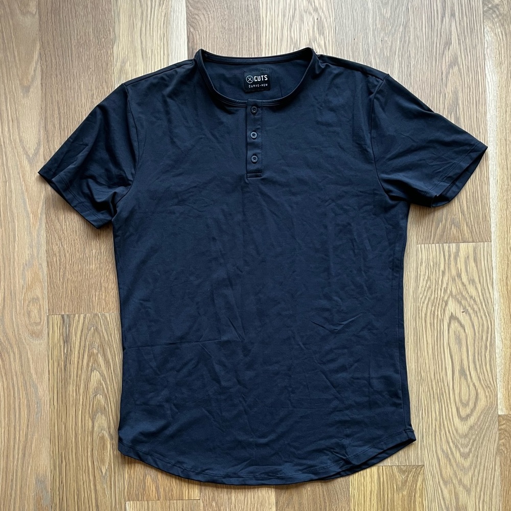 Cuts curve hem, Henley shirt